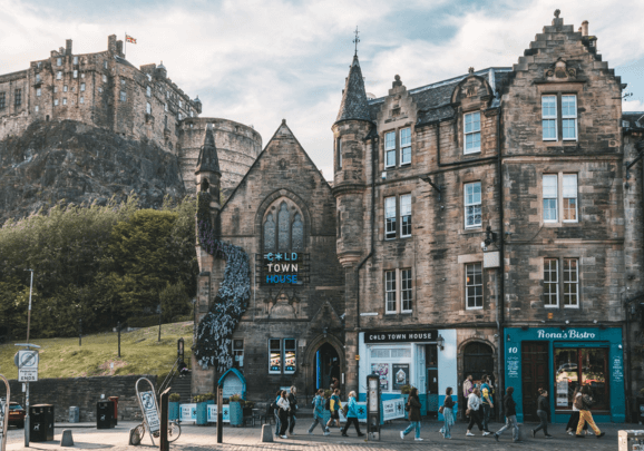 die "old town hall" in Edinburgh in Schottland wird von einer Gruppe Kreuzfahrtgäste besucht